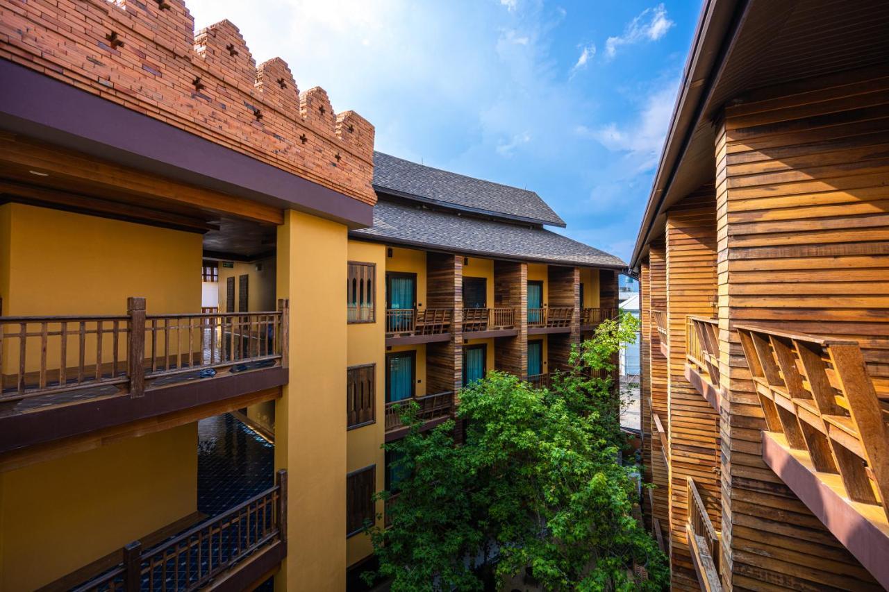 At Gate Thaphae Hotel Чіангмай Екстер'єр фото