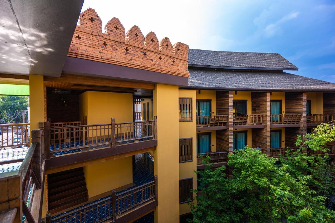 At Gate Thaphae Hotel Чіангмай Екстер'єр фото